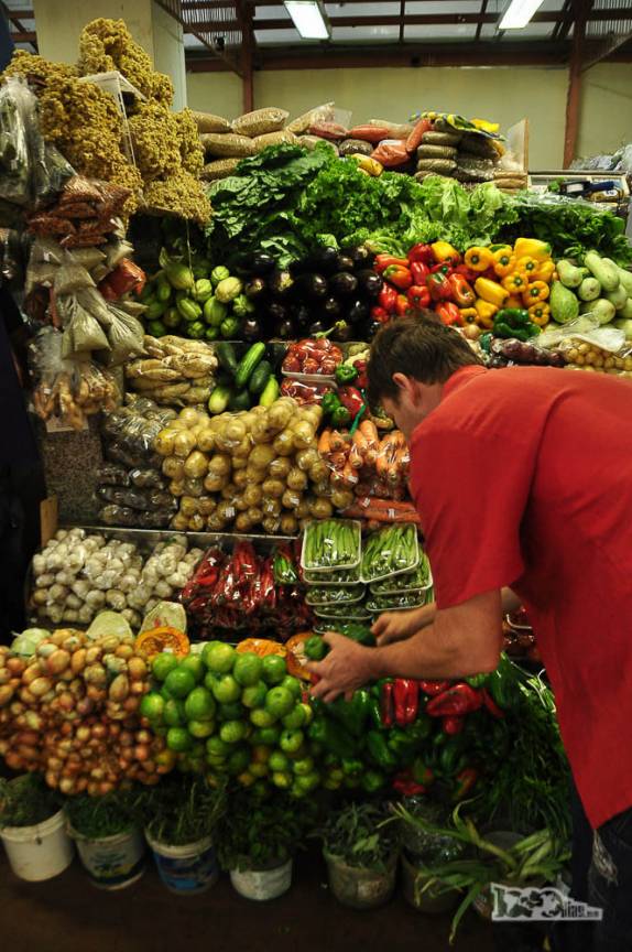 Organizando as mercadorias em banca do Mercado Municipal de Porto Alegre, no Rio Grande do Sul